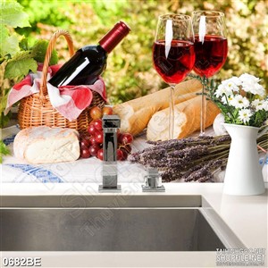 Tranh ly rượu vang bên ổ bánh mì treo bếp