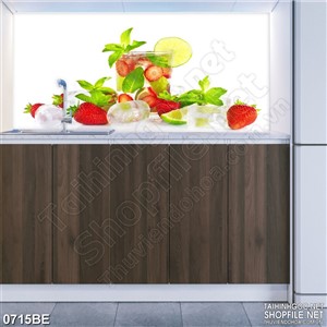 Tranh những lát dâu tây trong ly nước dán bếp