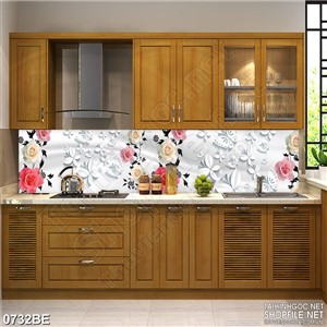 Tranh in những bông hoa trên tường bếp