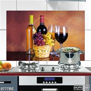Tranh những chai rượu nho trên bàn trep bếp