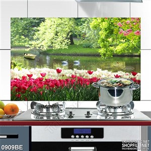 Tranh vườn hoa tulip bên bờ sông treo tường