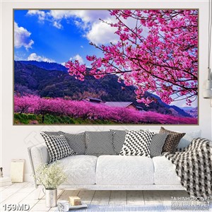 Tranh vườn hoa đào nở rộ dưới chân núi trang trí