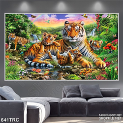 Tranh gia đình nhà hổ trong khu rừng nghệ thuật