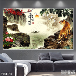Tranh in canvas hổ uy săn mồi bên thác nước