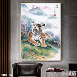 Tranh in uv hổ uy năm trên đồng cỏ xanh