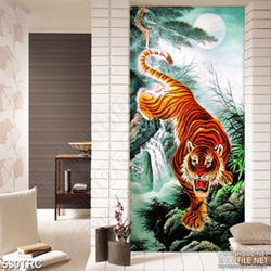 Tranh nghệ thuật hổ uy săn mồi trên núi in kính