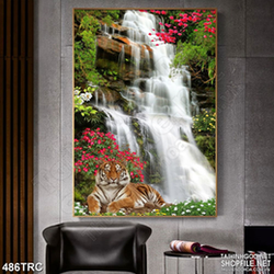 PSD tranh hổ nằm bên thác nước trang trí