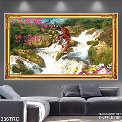 PSD tranh chú hổ bên vách đá trên suối trang trí