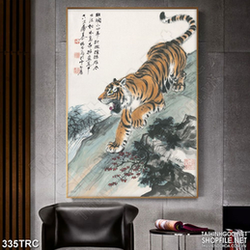 Tranh trang trí chú hổ trên vách núi in kính