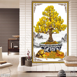 Tranh chậu bonsai in gạch men mai vàng nở rộ bên tranh thủy mạc