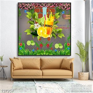 Tranh cà phê in canvas hoa hồng và thảm cỏ xanh bên ly trà sữa