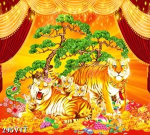File In treo tranh gia đinh ngũ hổ vào dịp đầu năm thịnh vượng phát tài