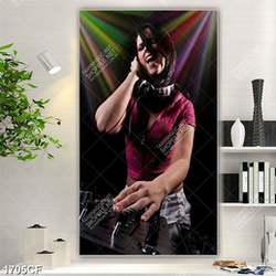 Tranh nữ DJ