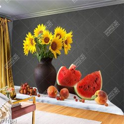 Tranh bình hoa in uv chùm nhỏ tím trên chiếc bàn trắng tinh