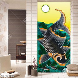 Tranh in uv chú cá chép đen to lớn dưới ánh trăng sáng