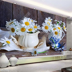 Tranh bình hoa cúc trắng trên chiếc bàn ăn bằng gỗ dán tường