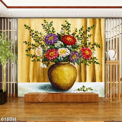 Tranh bình hoa đỏ tím nở rộ khoe sắc bên rèm cửa nghệ thuật