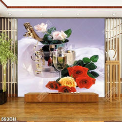 Tranh bình hoa trang trí ly rượu vang bên những bông hồng