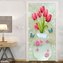 Tranh bình hoa tulip màu hồng bên đôi bướm xanh trang trí
