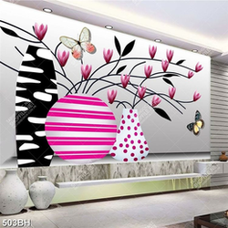 Tranh bình hoa nhí bên chú bướm trên tường xám decor