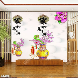 Tranh bình hoa in uv cành hoa đào bên lông chim công