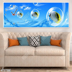 Tranh cá và đồng hồ in kính bếp