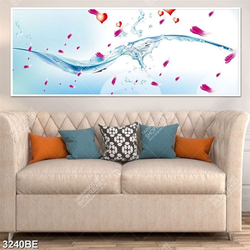 Tranh cánh hoa hồng và nước in kính bếp