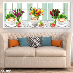 Tranh capuchino và bình hoa in kính bếp