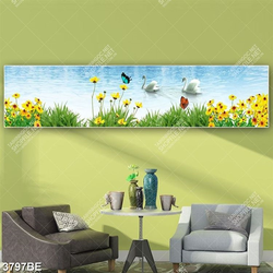 Tranh chim thiên nga và hoa in kính bếp