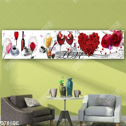 Tranh hoa hồng và ly rượu in kính bếp