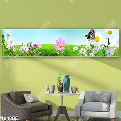 Tranh hoa hồ điệp và đồng cỏ in kính bếp