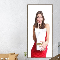 Tranh cô gái xinh đẹp cầm túi giấy trắng treo tường spa