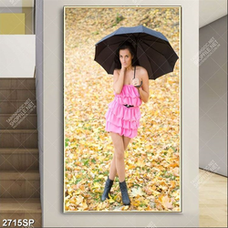 Tranh spa cô gái đứng che dù trên những chiếc lá vàng mùa thu