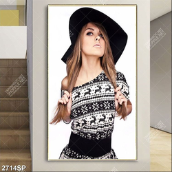 Tranh spa cô gái xinh đẹp đội chiếc mũ rộng vành màu đen