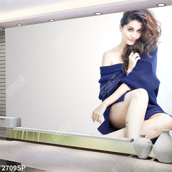 Tranh người đẹp khoe đôi vai trần gợi cảm treo spa