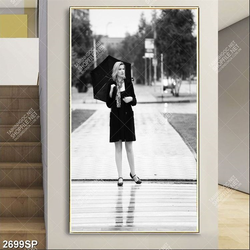 Tranh trắng đen treo spa cô gái đứng che dù