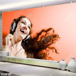 Tranh cô gái nghe nhạc cười rạng rỡ