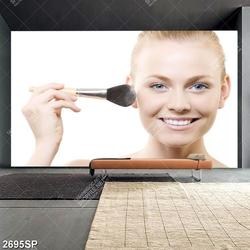 Tranh người đẹp tán cọ phấn lên mặt treo spa
