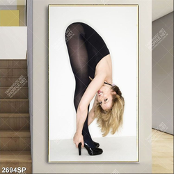 Tranh spa cô gái trẻ đứng gập mình