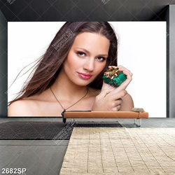 Tranh in uv cô gái xinh đẹp cầm hộp quà nhỏ trên tay