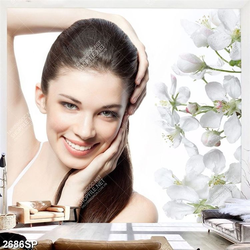 Tranh người đẹp cười rạng rỡ bên cành hoa trắng treo tường spa