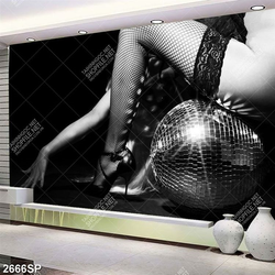 Tranh psd nghệ thuật trắng đen cô nàng gợi cảm bên quả cầu gương