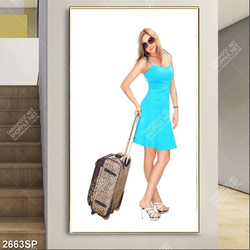 Tranh spa người đẹp mặc váy xanh kéo vali