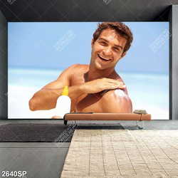 Tranh spa người đàn đông thoa kem chống nắng