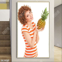 Tranh spa cô gái tóc xoăn cầm trái thơm trên tay