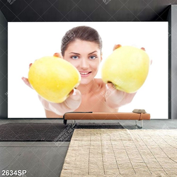 Tranh spa cô gái cầm hai trái táo