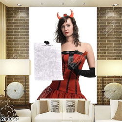 Tranh treo spa cô gái mặc váy đỏ cầm bản hợp đồng trên tay