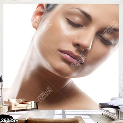 Tranh gương mặt thanh tú của cô gái trẻ treo spa