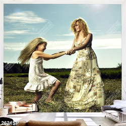 Tranh mẹ và bé vui vẻ trên đồng cỏ in uv treo spa