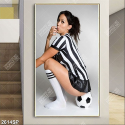 Tranh treo spa cô nàng gợi cảm ngồi trên trái bóng